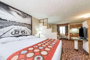 Super 8 by Wyndham Clovis - 2