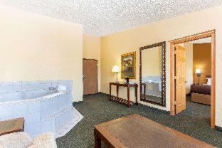 AmericInn by Wyndham West Bend - 4