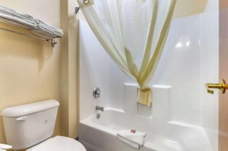 Econo Lodge - Brunswick - 6