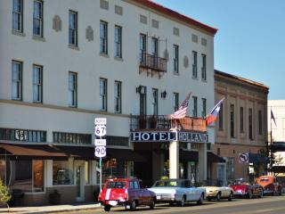 The Holland Hotel - Alpine - 0