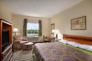 Super 8 by Wyndham Grayville - 2