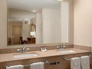 Ramada by Wyndham Rockville Centre - 4