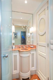 Luxury, Calm and Elegance in the heart of Champs-Elysées with a bottle of Champagne upon your arrival !!! - Parijs - 2