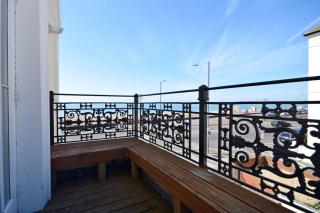Spacious 3 bedroom Beachfront property with amazing sea views! - 8