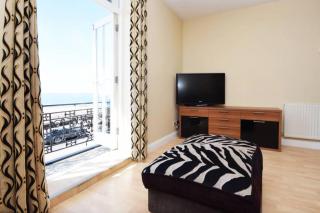 Spacious 3 bedroom Beachfront property with amazing sea views! - Portsmouth - 2