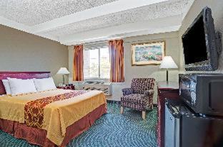 Travelodge by Wyndham Iowa City - Iowa City - 2