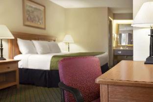 Days Inn & Suites by Wyndham Stuttgart - 1
