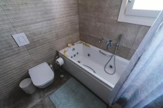 Lux house with outdoor jacuzzi and sea view in Santorini - 7
