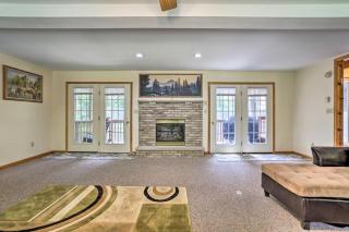 5 Mi to Camelback Henryville Home with Hot Tub! - Henryville - 1