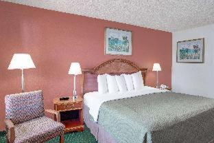 Howard Johnson by Wyndham Ft. Myers FL - 3