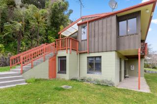 Escape to the Lake - Lake Rotoiti Bach - 7