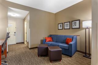 Holiday Inn Express & Suites Milwaukee NW - Park Place by IHG - 8
