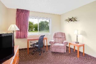 Super 8 by Wyndham Waverly - 7