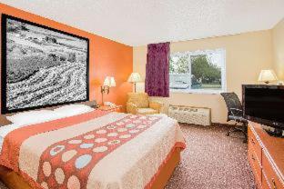 Super 8 by Wyndham Waverly - 5