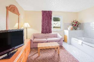 Super 8 by Wyndham Waverly - 4