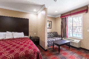 Econo Lodge Inn & Suites Escondido Downtown - 2