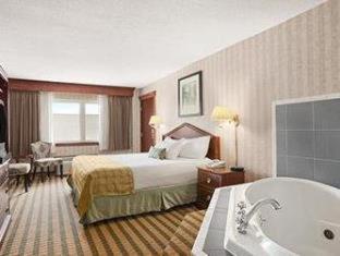 Ramada by Wyndham Saginaw Hotel & Suites - 1