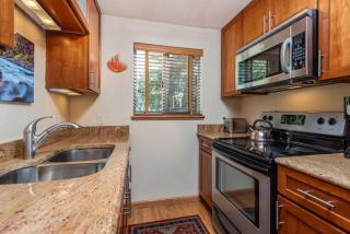 Silverglo Condominiums 204, Contemporary Condo Walking Distance to Ski Slopes, Access to a Pool - 9