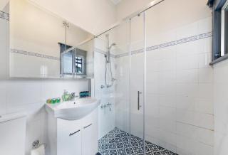 KOZYGURU ARNCLIFFE SYDNEY AIRPORT LUXURY RENOVATED 3 BED free parking NAR232 - 4