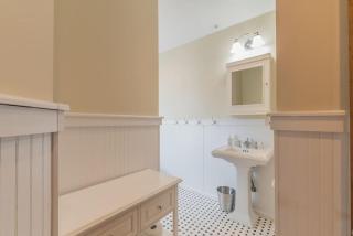 Beach Block 7 bdrms Parking Patio and Sunroom - 2