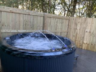 Lola Lodge - Luxury Hot Tub Retreat - 9