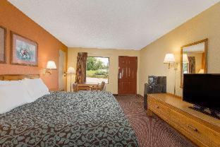 Days Inn by Wyndham Childersburg - 9