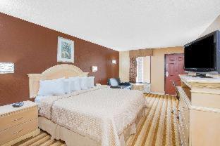 Columbus Inn and Suites - 5