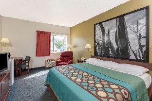 Super 8 by Wyndham Cresco IA - 3