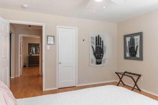 Escape to a Restored 1920s East Waco Bungalow - 5