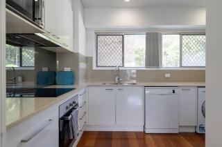 Burleigh Point Beach Vibes Stylish and Modern - 6