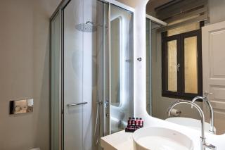V77 Seafront Suites - 7