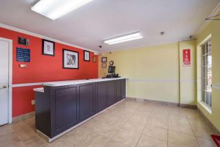 Econo Lodge - 4