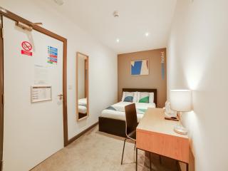 Snooze Hotel - Corby - 6