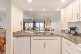 Beachfront Balcony Views - 2b 2b - The Shores #403 - 2