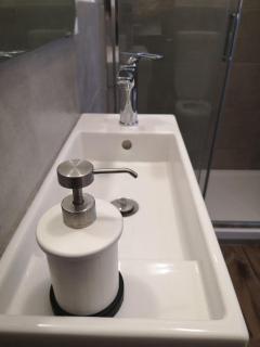 CAMERA e BAGNO PRIVATO a 3 minuti dalla Stazione - 2