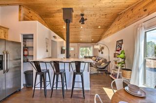 1 Mi to Hiking Chic Show Low Escape with Fire Pit! - 1