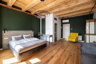 Oysters & Bubbles Gastro Hotel. Rynok square - 2