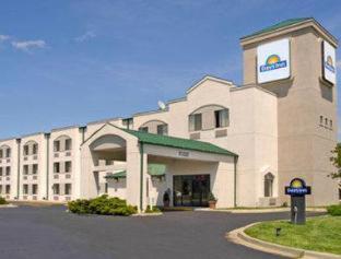 Days Inn by Wyndham Blue Springs - 3