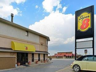 Super 8 by Wyndham Casper West by the River - Casper - 3