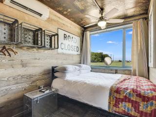 FlopHouze Shipping Container Hotel - Round Top - 1