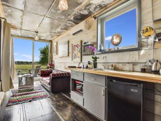 FlopHouze Shipping Container Hotel - Round Top - 7