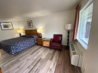 Cedar Creek Inn - Bertram - 7