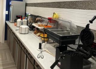 Executive Inn and Suites Joaquin - 9