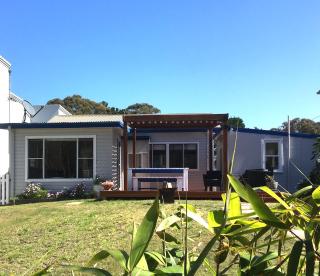 SHELLHARBOUR BEACH COTTAGE - Stroll to Beach flags - Back gate straight to Beach, Front gate walk to new Marina - Shellharbour - 2
