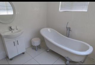 Beverley Hills guesthouse - 5