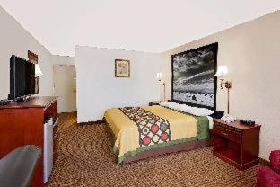 Super 8 by Wyndham Plainview - 6