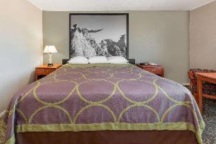 Super 8 by Wyndham Clayton - 4