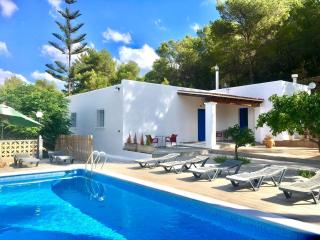Villa Alexa this charming villa is just a 10 min drive to either Playa Den Bossa or San Antonio - Sant Josep de sa Talaia - 0