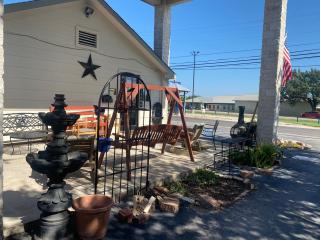 Cedar Creek Inn - Bertram - 1