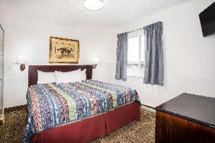 Travelodge by Wyndham Colorado Springs Airport - Peterson SFB - 9